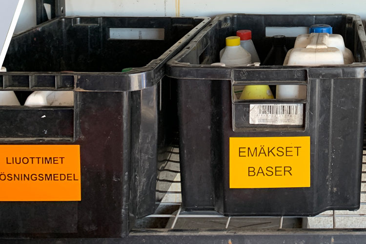 Vaarallisen jätteen itsepalvelukontti. Vaarallinen jäte kerättynä jäteasemalla.
