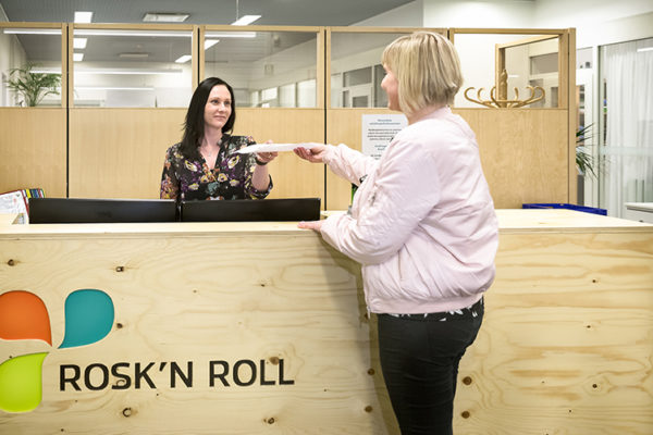 Kund blir betjänad på Rosk'n Rolls kontor i Borgå.