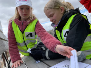 Kyrkfjärdens skolas lag i full fart med en uppgift under Återvinningsexperterna på Munka avfallscentral.