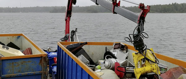 Otto-båten samlar in metallskrot och farligt avfall i skärgården.