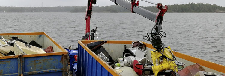 Otto-båten samlar in metallskrot och farligt avfall i skärgården.