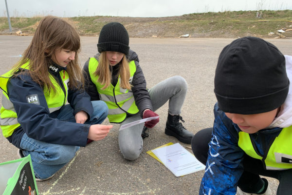 Elever löser en uppgift på Domargård avfallscentral.