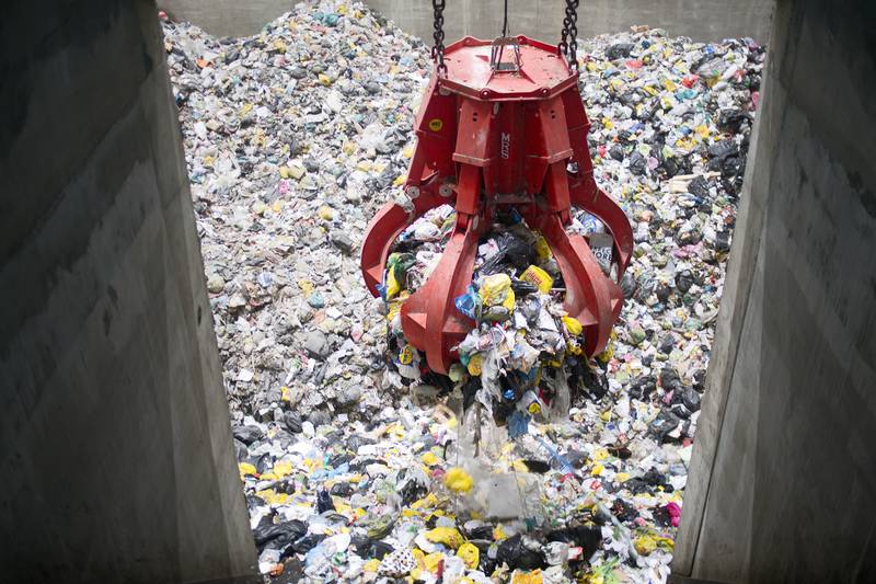 Kahmari Vantaan jätevoimalan jätebunkkerissa