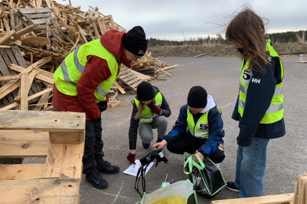 Oppilaita Domargårdin jätekeskuksessa, Kierrätysexpertti -kilpailun aikaan.
