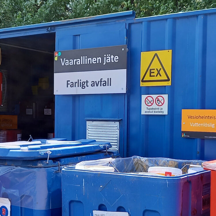 Container för farligt avfall på avfallsstationen.