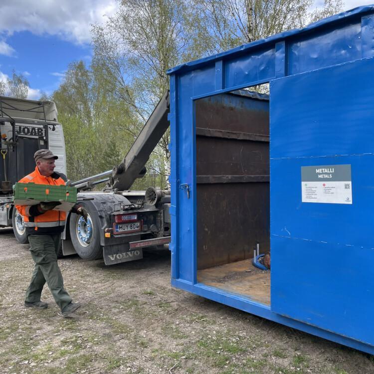 Kontti metalliromun keräystä varten.