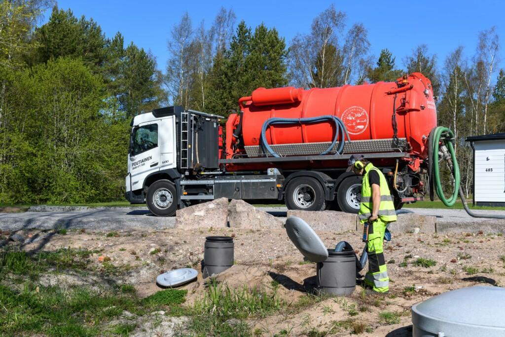 Lietesäiliön tyhjennystä Hangossa