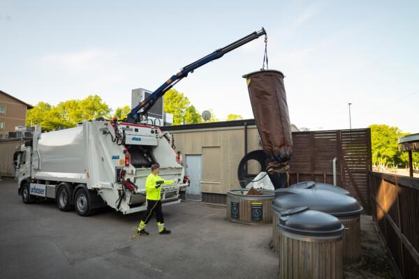 Jäteauto tyhjentää syväkeräysastiaa.