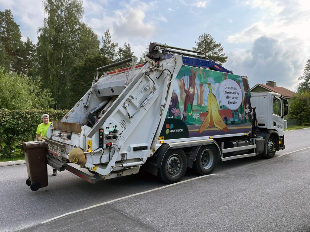 Jäteauto, jonka kyljessä on kuva autosta ja banaaninkuoresta, joka sanoo "Olen pian tankissasi ja vien sinut ajelulle". 