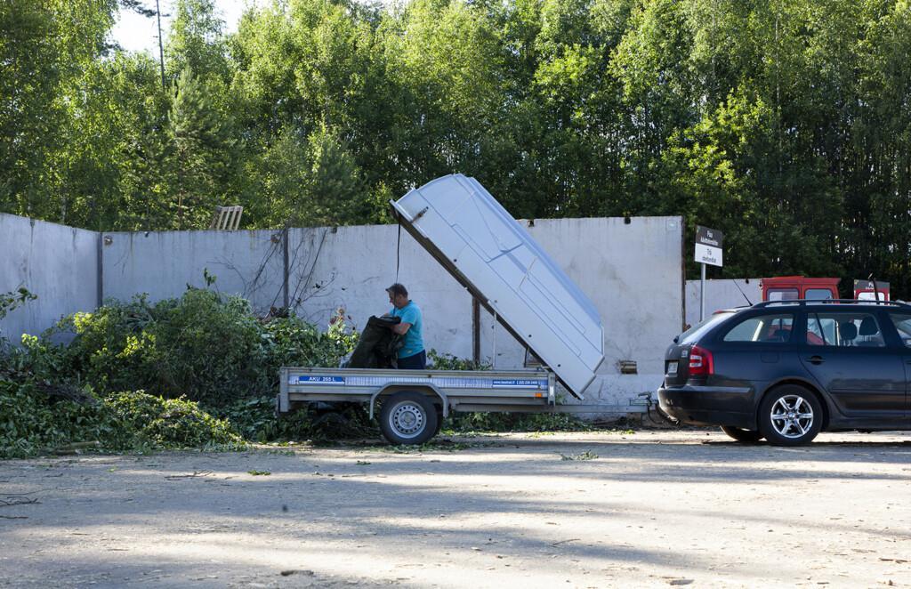 Risukuormaa puretaan jäteasemalla