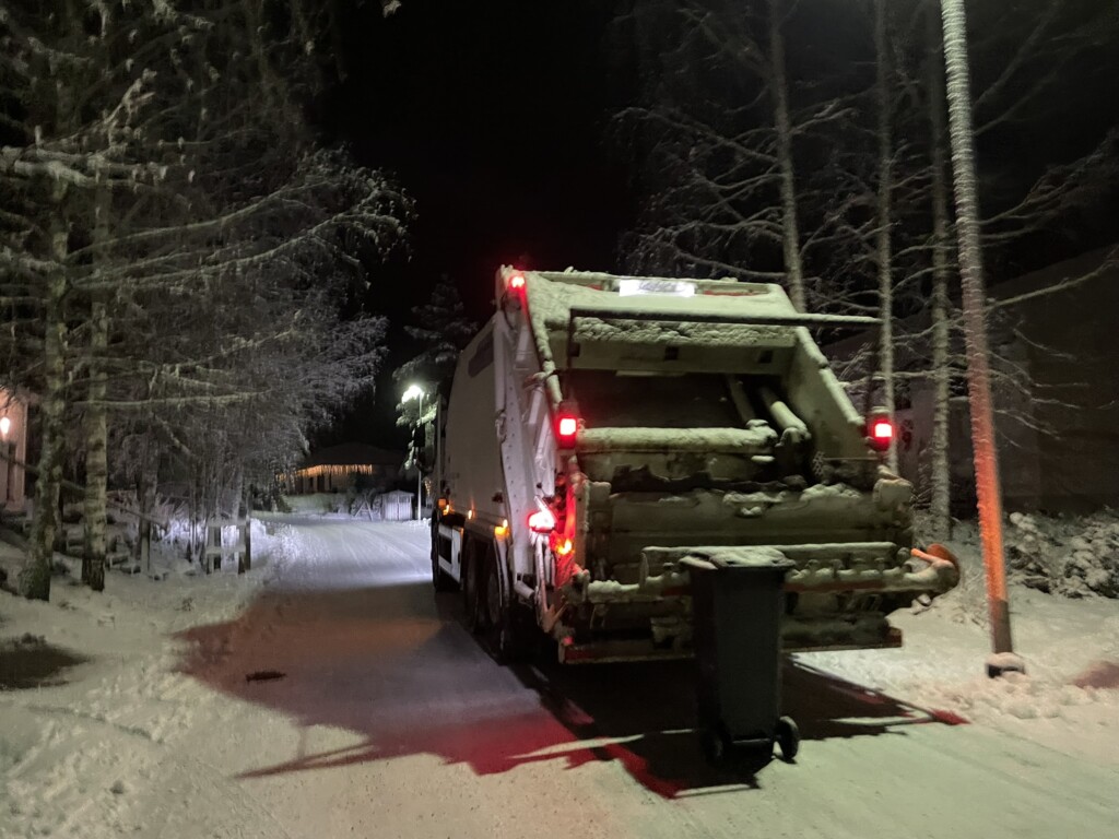 Jäteauto talviaamuna