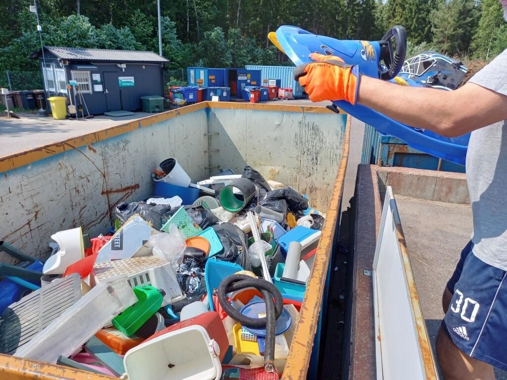 Muovituotteita jäteaseman lavalla