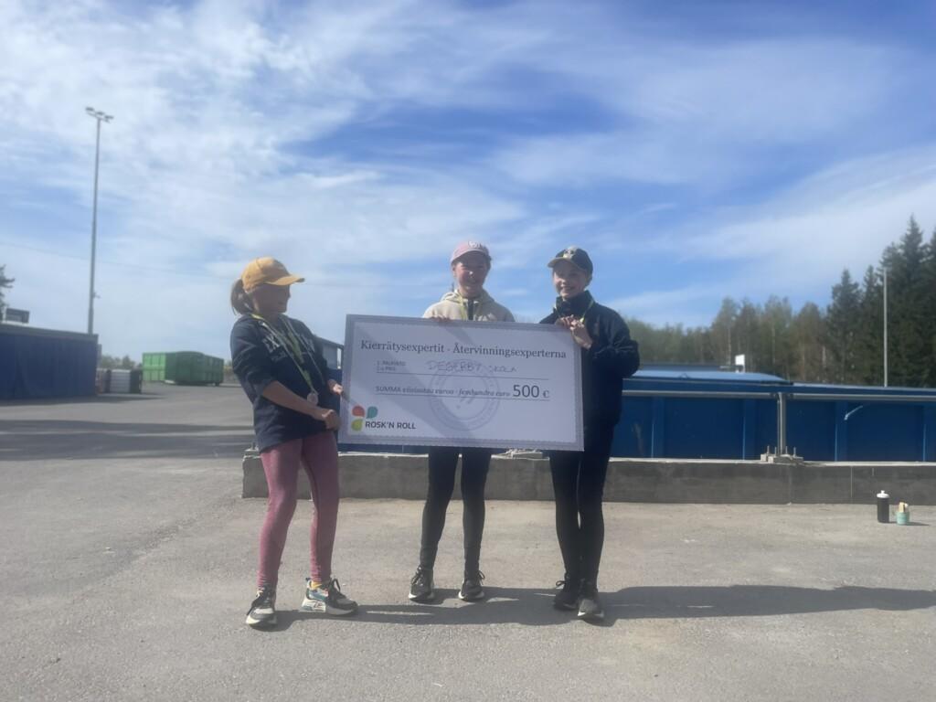 Degerby skolanin joukkue palkintosekin kanssa.
