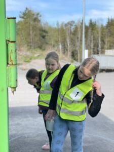 Oppilaita rastilla Karjaan jäteasemalla.