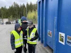 Oppilaat tehtävän kimpussa jäteasemalla.