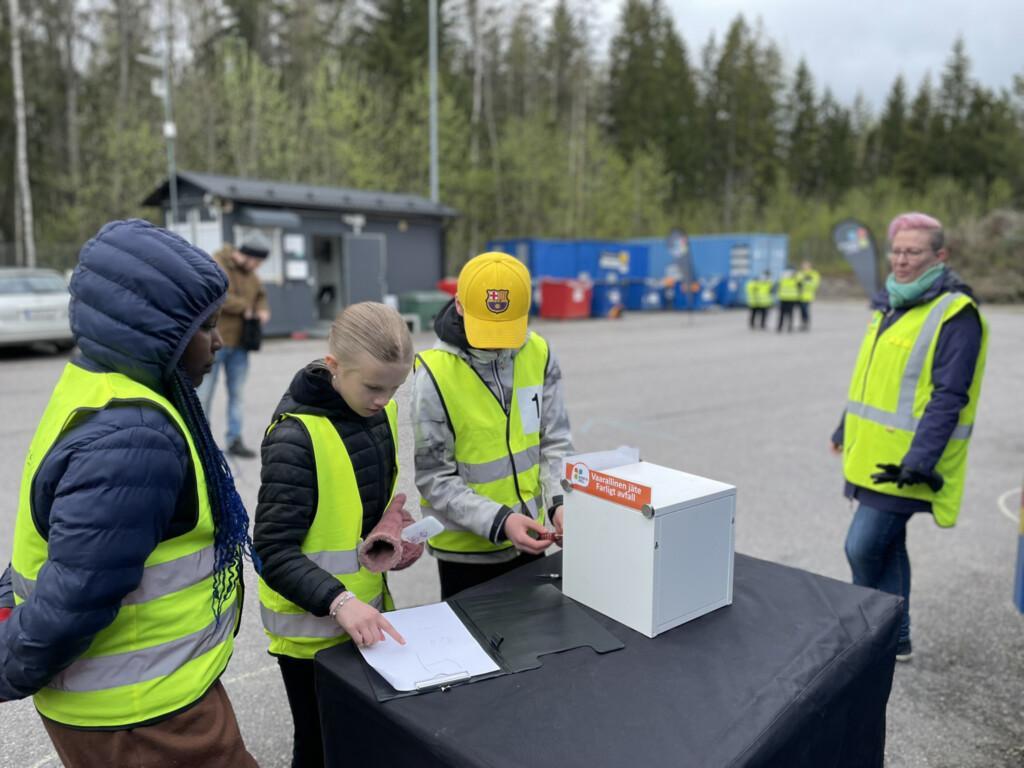 Oppilaat rastilla jäteasemalla.