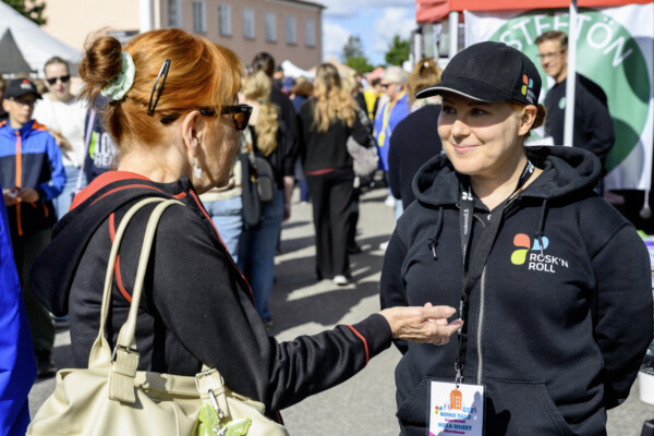 Rosk'n Rollin asiantuntija neuvoo asiakasta kesätapahtumassa
