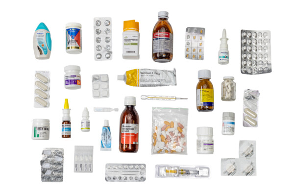 Medicinflaskor, pillerkartor, sprayflaskor där det finns läkemedel kvar.