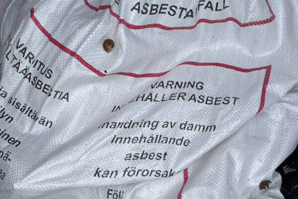 Asbestijätettä pakattu viralliseen, suljettuun pussiin.