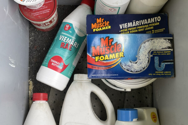 Erilaisia emäksisiä kemikaalipulloja